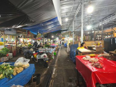 Pasar Banyuwangi, Endonezya 'nın Banyuwangi şehrinde canlı ve hareketli bir pazardır. Taze ürünler ve baharatlar da dahil olmak üzere çeşitli ürünleriyle tanınır. Pazar hem yerli hem de turistler için popüler bir yerdir..