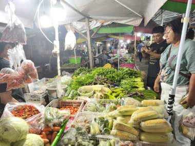 Pasar Banyuwangi, Endonezya 'nın Banyuwangi şehrinde canlı ve hareketli bir pazardır. Taze ürünler ve baharatlar da dahil olmak üzere çeşitli ürünleriyle tanınır. Pazar hem yerli hem de turistler için popüler bir yerdir..
