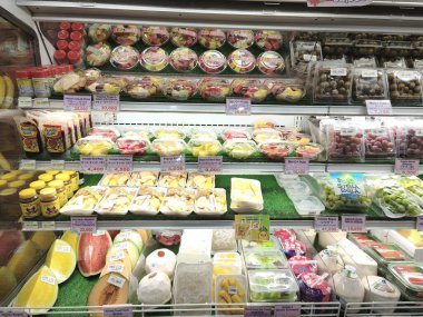 22 Ekim, Surabaya, Endonezya. Bir markette iyi stoklanmış meyve bölümü, elma, portakal ve armut gibi çeşitli renkli ve taze meyveler sergiliyor..