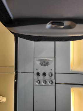 Hava delikleri, okuma ışıkları ve Endonezya 'da bir uçağın çağrı düğmesi olan bir uçak kabininin üst paneli..