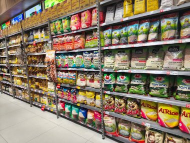 9 Aralık 2024. Surabaya, Endonezya. Günlük ihtiyaçlar için çeşitli market ürünlerine ayrılmış iyi stoklanmış bir süpermarket koridoru..