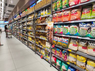 9 Aralık 2024. Surabaya, Endonezya. Günlük ihtiyaçlar için çeşitli market ürünlerine ayrılmış iyi stoklanmış bir süpermarket koridoru..