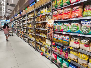 9 Aralık 2024. Surabaya, Endonezya. Günlük ihtiyaçlar için çeşitli market ürünlerine ayrılmış iyi stoklanmış bir süpermarket koridoru..
