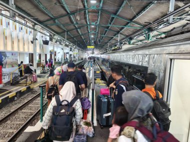 15 Aralık 2024. Yogyakarta. Endonezya: İnsanlar tatil mevsiminde Tugu Tren İstasyonunda tren bekliyor
