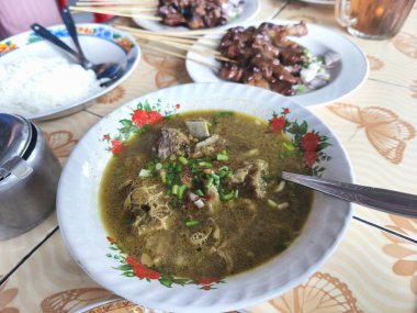 Bir kase buharda pişmiş gulai kambing, Endonezya keçi çorbası zengin, lezzetli çorba ve taze et..