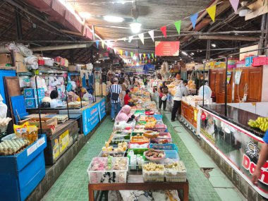 24 Aralık 2024. Yogyakarta, Endonezya. Yogyakarta 'daki Kota Gede pazarının atmosferi Jogja' nın benzersiz karakteristiğini yansıtır. Tedarikçiler ve alıcılar faaliyetleriyle meşgul olarak görülebilir.
