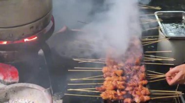 Yakın çekim Beringharjo Market, Yogyakarta 'nın dumanlı atmosferini gözler önüne seriyor.. 