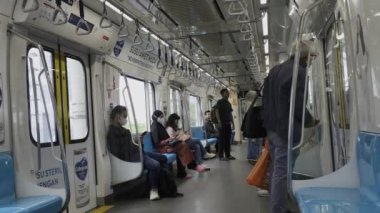 30 Aralık 2024. Jakarta, Endonezya. MRT istasyonundaki atmosfer, şehrin devam eden modernizasyon çabalarının bir kanıtıdır. İnsanlar inip çıkıyorlar. Tren geliyor ve kalkıyor..