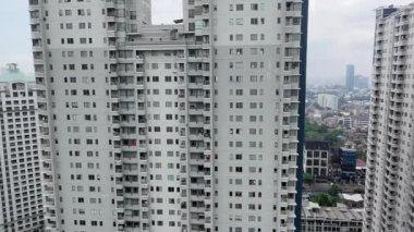 3 Ocak 2025. Jakarta, Endonezya. Zarif bir insansız hava aracı Jakarta 'nın beton ormanında, heybetli gökdelenler arasında süzülüyor. Kuş bakışı bakış açısı harika..