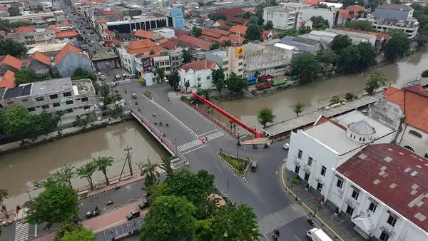 4 Ocak 2025. Endonezya 'nın Surabaya kentindeki hareketli bir caddenin havadan görünüşü, önemli bir dizi bina ile geleneksel ve modern mimarinin eski bir kasaba karışımını sergiliyor..