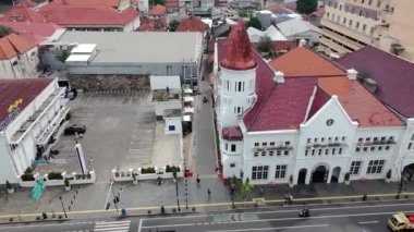 4 Ocak 2025. Surabaya, Endonezya. Eski Surabaya şehrinin üzerinde uçan İHA, tarihi Hollanda sömürge binalarını ve nispeten yoğun trafiği ele geçirdi..