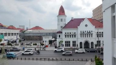 4 Ocak 2025. Surabaya, Endonezya. Eski Surabaya şehrinin üzerinde uçan İHA, tarihi Hollanda sömürge binalarını ve nispeten yoğun trafiği ele geçirdi..