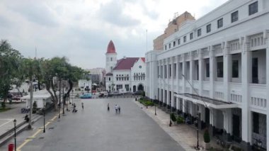 4 Ocak 2025. Surabaya, Endonezya. Eski Surabaya şehrinin üzerinde uçan İHA, tarihi Hollanda sömürge binalarını ve nispeten yoğun trafiği ele geçirdi..