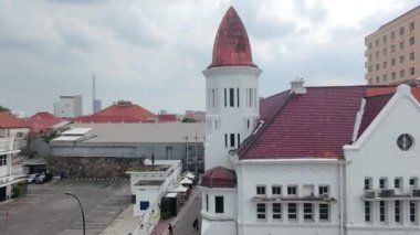 4 Ocak 2025. Surabaya, Endonezya. Eski Surabaya şehrinin üzerinde uçan İHA, tarihi Hollanda sömürge binalarını ve nispeten yoğun trafiği ele geçirdi..