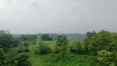 Hava aracı görüntüleri, Batı Surabaya 'daki Bukit Ular' ın ruhani, sisli sabah manzarasını yakalıyor.