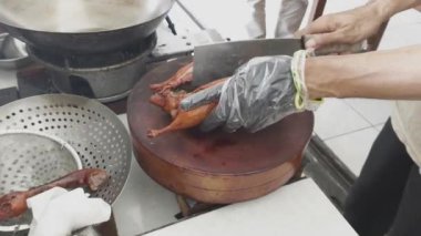 Bütün bir ördek ustalıkla ince dilimlere oyulur ve oval bir tabakta güzelce sunulur..