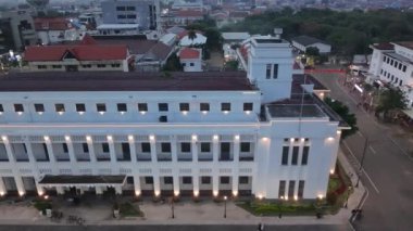 9 Ocak 2024. Surabaya, Endonezya. Alacakaranlıkta kalabalık eski kasabanın üzerinde süzülüyor, trafik uğulduyor ve insanlar hareket halinde..