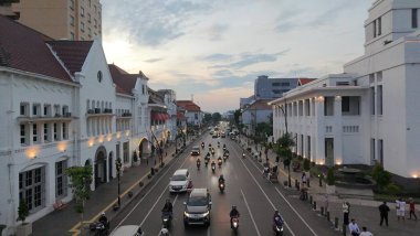 9 Ocak 2025. Surabaya, Endonezya. Kota Lama 'nın ya da Surabaya' nın Eski Şehir 'inin günbatımındaki İHA görüntüleri canlı bir sahneyi gözler önüne seriyor. Meşgul sokaklar, kaldırımlarda yayalar ve yoldan geçen insanlar.