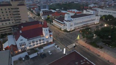 9 Ocak 2025. Surabaya, Endonezya. Kota Lama 'nın ya da Surabaya' nın Eski Şehir 'inin günbatımındaki İHA görüntüleri canlı bir sahneyi gözler önüne seriyor. Meşgul sokaklar, kaldırımlarda yayalar ve yoldan geçen insanlar.