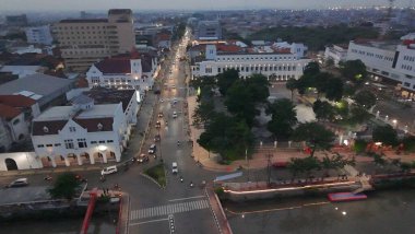 9 Ocak 2025. Surabaya, Endonezya. Kota Lama 'nın ya da Surabaya' nın Eski Şehir 'inin günbatımındaki İHA görüntüleri canlı bir sahneyi gözler önüne seriyor. Meşgul sokaklar, kaldırımlarda yayalar ve yoldan geçen insanlar.