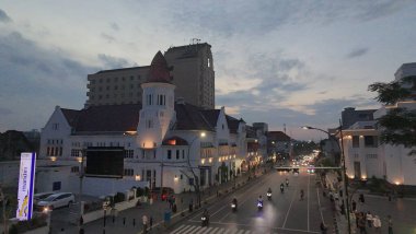 9 Ocak 2025. Surabaya, Endonezya. Kota Lama 'nın ya da Surabaya' nın Eski Şehir 'inin günbatımındaki İHA görüntüleri canlı bir sahneyi gözler önüne seriyor. Meşgul sokaklar, kaldırımlarda yayalar ve yoldan geçen insanlar.