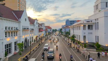 9 Ocak 2025. Surabaya, Endonezya. Kota Lama 'nın ya da Surabaya' nın Eski Şehir 'inin günbatımındaki İHA görüntüleri canlı bir sahneyi gözler önüne seriyor. Meşgul sokaklar, kaldırımlarda yayalar ve yoldan geçen insanlar.