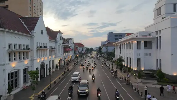 9 Ocak 2025. Surabaya, Endonezya. Kota Lama 'nın ya da Surabaya' nın Eski Şehir 'inin günbatımındaki İHA görüntüleri canlı bir sahneyi gözler önüne seriyor. Meşgul sokaklar, kaldırımlarda yayalar ve yoldan geçen insanlar.