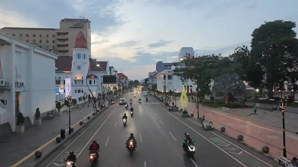 9 Ocak 2025. Surabaya, Endonezya. Kota Lama 'nın ya da Surabaya' nın Eski Şehir 'inin günbatımındaki İHA görüntüleri canlı bir sahneyi gözler önüne seriyor. Meşgul sokaklar, kaldırımlarda yayalar ve yoldan geçen insanlar.