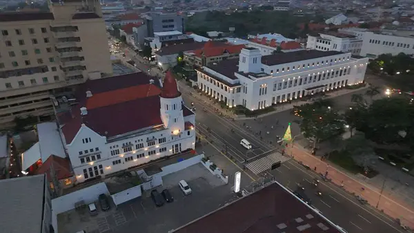 9 Ocak 2025. Surabaya, Endonezya. Kota Lama 'nın ya da Surabaya' nın Eski Şehir 'inin günbatımındaki İHA görüntüleri canlı bir sahneyi gözler önüne seriyor. Meşgul sokaklar, kaldırımlarda yayalar ve yoldan geçen insanlar.