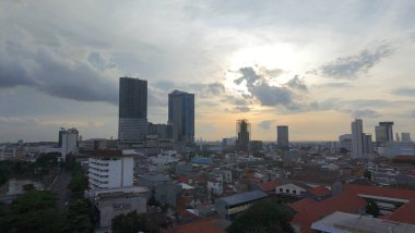 Hareketli bir Surabaya şehrinin havadan görünüşü, geleneksel ve modern mimarinin bir karışımını sergiliyor. Canlı bir şehir panoraması, hareketli bir Güneydoğu Asya metropolünde yaşamın karmaşık dokusunu gözler önüne seriyor..