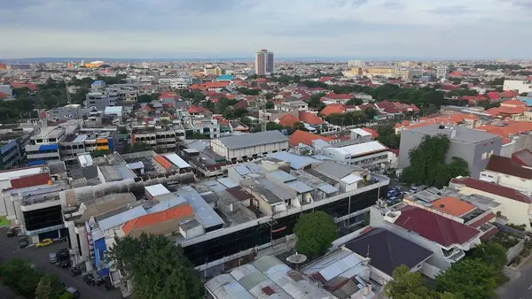 Hareketli bir Surabaya şehrinin havadan görünüşü, geleneksel ve modern mimarinin bir karışımını sergiliyor. Canlı bir şehir panoraması, hareketli bir Güneydoğu Asya metropolünde yaşamın karmaşık dokusunu gözler önüne seriyor..