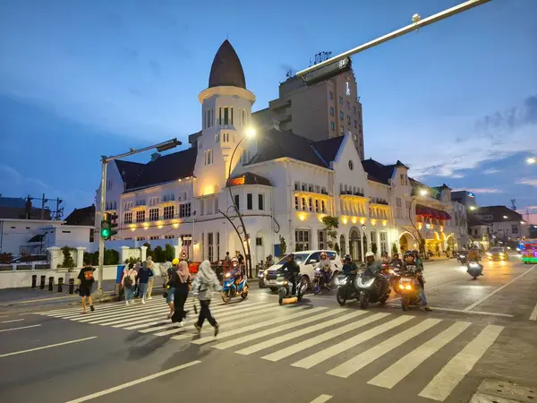 9 Ocak 2025. Endonezya, Surabaya: Eski kasaba akşam yaklaşırken hareketlilikle uğulduyordu. Trafik istikrarlıydı, yayalar zebra geçitlerinden geçtiler ve şehrin ışıkları yanıp sönmeye başladı..