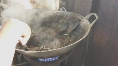 Sıcak tavada kızartma cızırdıyor, balık ve karabiber sosu kışkırtıcı buhar ve ağız sulandırıcı bir koku yayıyor..