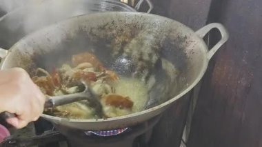 Yengeç ve karabiber sosuyla cızırdayan sıcak tava baştan çıkarıcı bir buhar ve iştah açıcı bir koku yaratır..