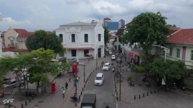 13 Ocak 2025 'te, Endonezya' nın Semarang Eski Kasabası 'nda bir İHA uçtu ve yoğun şehir trafiğinin ortasında Hollandalı sömürge mimarisini yakaladı..