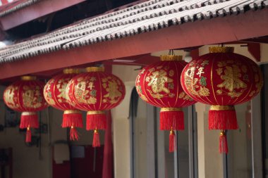 19 Ocak 2025. Tangerang, Endonezya. Tangerang, Endonezya 'daki bir tapınakta Çin Yeni Yılı' na giden şenlikli atmosfer. Tapınaktakiler dua ederken, kırmızı fenerler ve mumlar tapınağı süslüyor..