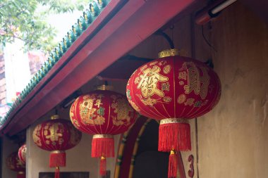 19 Ocak 2025. Tangerang, Endonezya. Tangerang, Endonezya 'daki bir tapınakta Çin Yeni Yılı' na giden şenlikli atmosfer. Tapınaktakiler dua ederken, kırmızı fenerler ve mumlar tapınağı süslüyor..