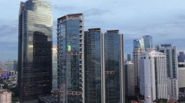 16 Ocak 2025. Jakarta, Endonezya. Jenderal Sudirman Caddesi 'ndeki yüksek binaların arasında uçan insansız hava aracı..