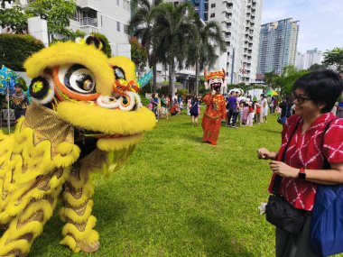 25 Ocak 2025. Jakarta, Endonezya. Geleneksel aslan ve ejderha dansı gösterisi, apartmandaki Ay Yeni Yılı kutlamalarının en önemli anlarından biriydi..