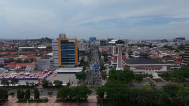 13 Ocak 2025. Semarang, Endonezya. Simpang Lima, Semarang, Pancasila sahasındaki hava aracı ile Semarang Büyük Camii de dahil olmak üzere yakınlardaki binalar arasında yoğun bir trafik olduğunu gösteriyor..