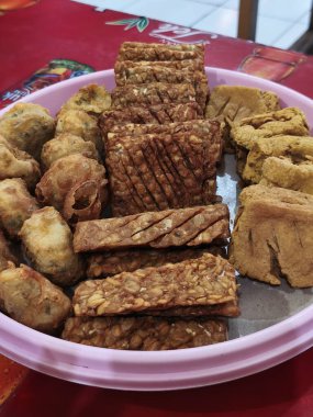 Bir tabak Endonezya Gorenganı ya da kızarmış atıştırmalık. Birkaç parça tempo ya da mayalanmış soya fasulyesi keki, kızarmış tofu, bakwan ya da lezzetli sebzeli börek var.