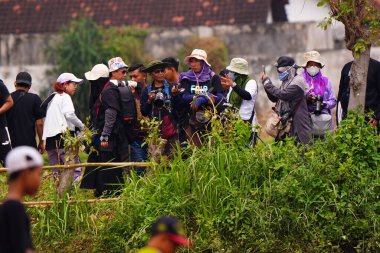 2 Şubat 2025, Probolinggo, Endonezya. Bir grup fotoğrafçı Karapan Sapi veya Bull yarışına katıldı. Çeşitli viteslerle donatılmış yerel sakinlerle birlikte görülmüşler..