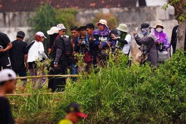 2 Şubat 2025, Probolinggo, Endonezya. Bir grup fotoğrafçı Karapan Sapi veya Bull yarışına katıldı. Çeşitli viteslerle donatılmış yerel sakinlerle birlikte görülmüşler..