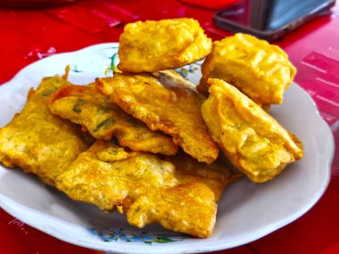 Bir tabak dolusu altın, çıtır çıtır tofu böreği, enfes bir doku ve davetkar bir aroma sergiliyor, atıştırmak için mükemmel..