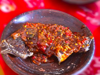 Baharatlı, bol soslu ızgara balık, lezzetlerle dolu. Yemeklerinde biraz sıcaktan hoşlananlar için mükemmel.