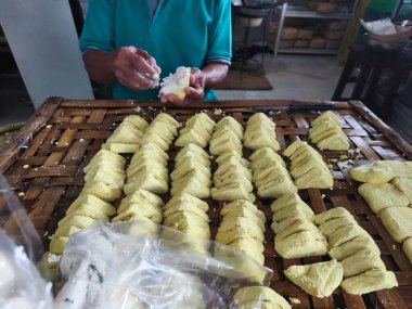 27 Ocak 2025. Tegal, Central Java, Endonezya. Tahu Aci ya da Tegal, Endonezya 'dan geleneksel Tofu satıcısı tofusu kızartma için hazırlıyor..