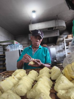 27 Ocak 2025. Tegal, Central Java, Endonezya. Tahu Aci ya da Tegal, Endonezya 'dan geleneksel Tofu satıcısı tofusu kızartma için hazırlıyor..