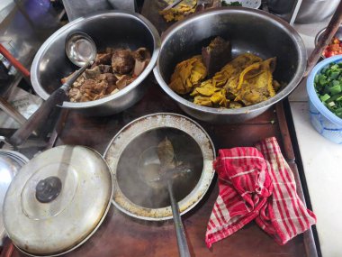 Bir satıcı empal gentong hazırlıyor, Endonezya usulü lezzetli bir et yemeği, zengin baharatlar ve taze malzemelerle. Duyular için bir ziyafet.