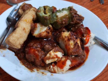 Lezzetli bir Siomay, lezzetli bir Endonezya hamur yemeği, üzerine bol soslu ve sebzeli. Lezzetli bir atıştırmalık ya da yemek için mükemmel.