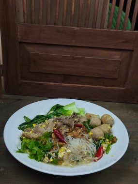 Lezzetli bir karışık şehriye, et ve aromalı ve rengarenk sebze. Yemek ya da öğle yemeği için mükemmel.